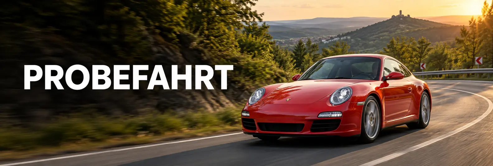 Roter Porsche 911 Carrera 997 auf einer Landstraße – Banner zur Probefahrt
